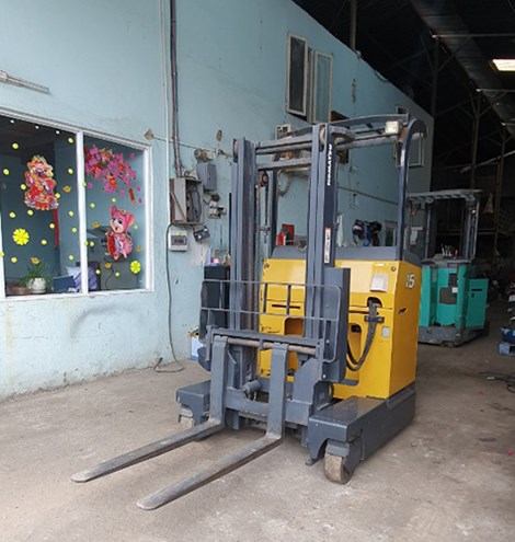 Xe nâng đứng lái chạy ngang KOMATSU FB15AY-12